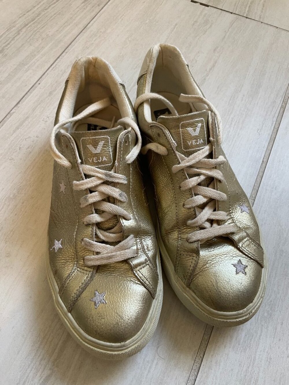 Madewell x Veja™ Esplar Low Sneakers in Star-Embroidered Gold Leather